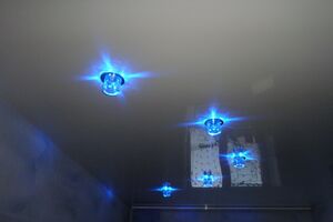 Установка точечных светильников в натяжной потолок	
