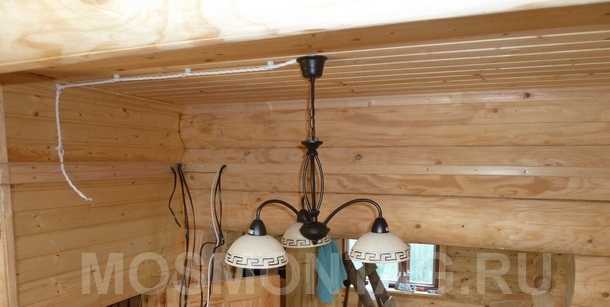 подвеска люстры в деревянном доме