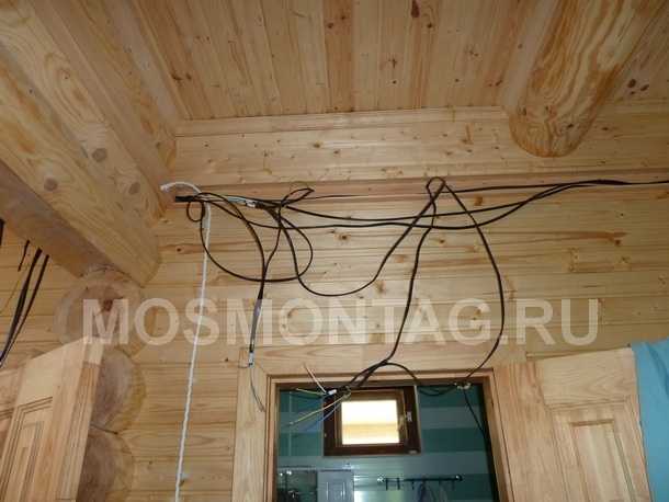 провода по бревнам в деревянном доме